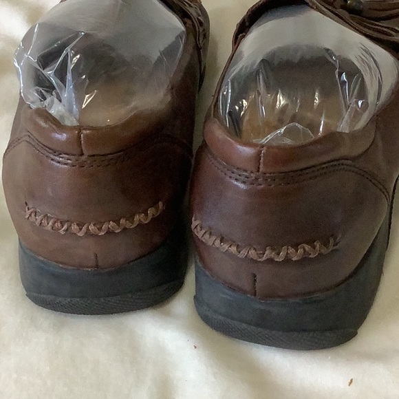 Thom McAn Women’s Wide Width Brown Tassel Loafers - Picture 3 of 8